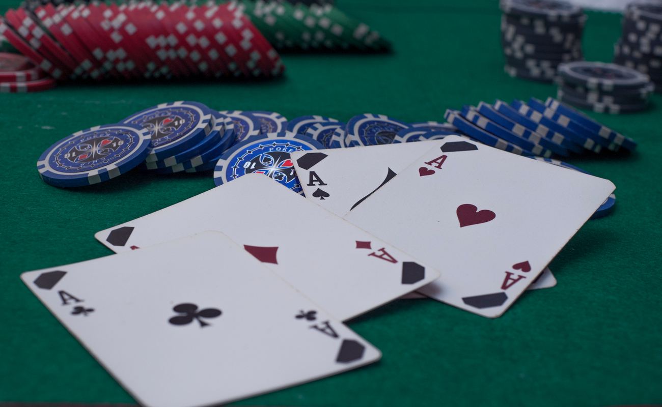 Poker online with strategic tricks